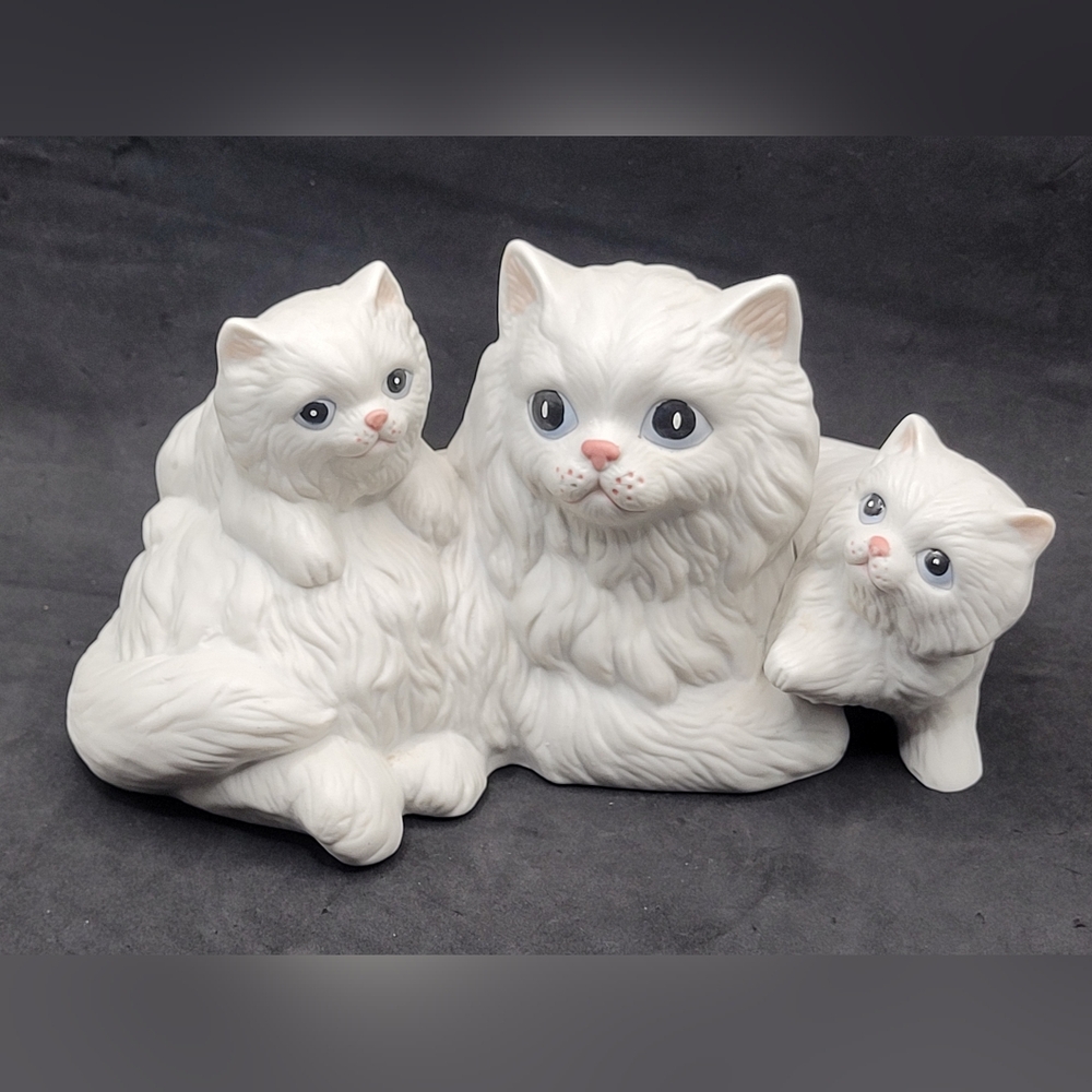 Vintage Homco Cat And Kittens Porcelain Bisque #1412 White W/Blue Eyes Figurine